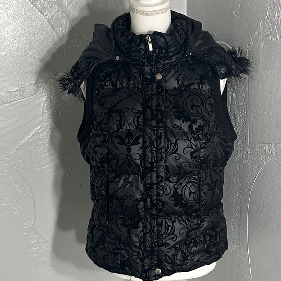 Daytrip Black Floral Women's Vest with Fur Trim - Picture 3 of 12